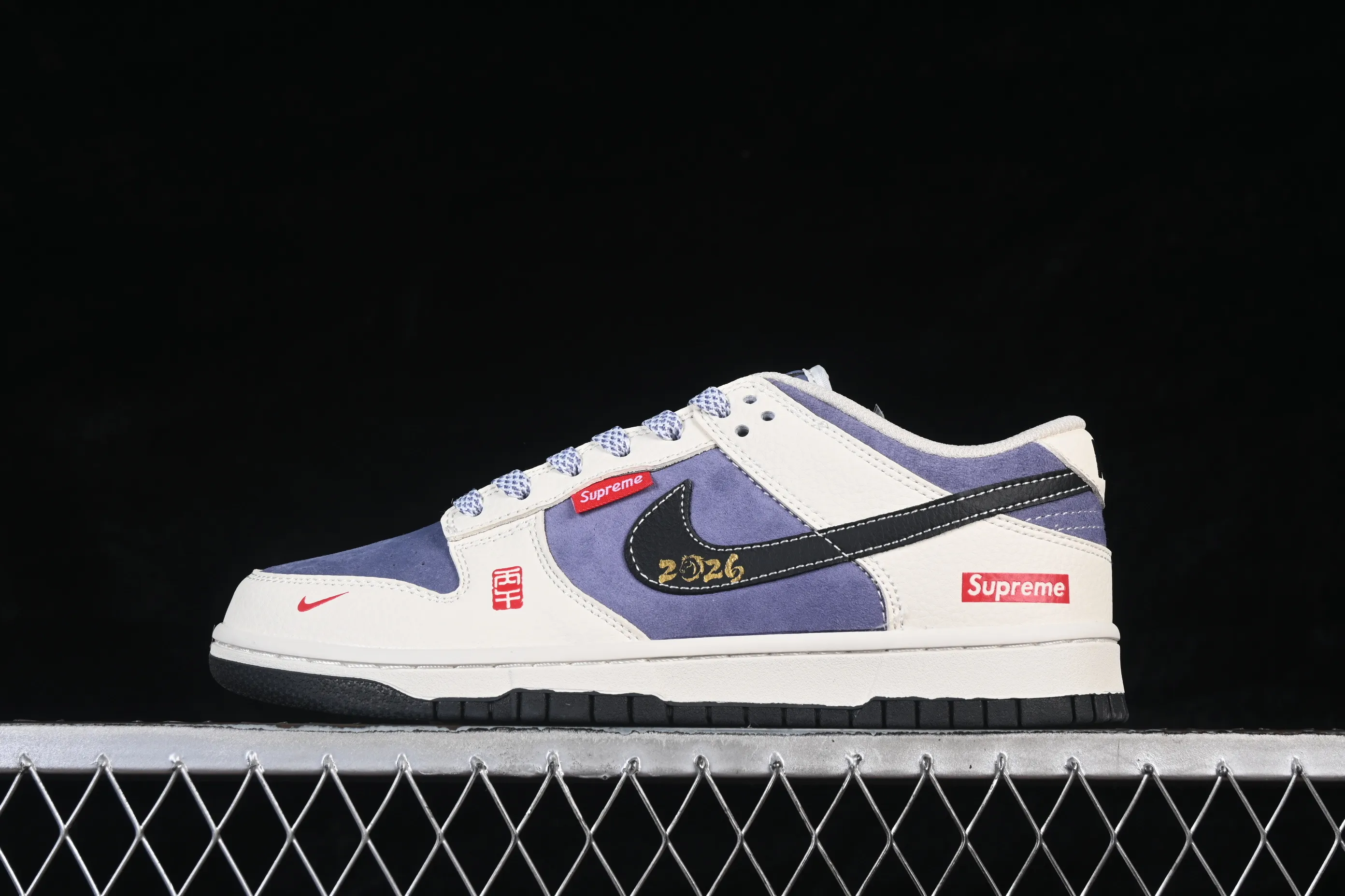 All categories Nk SB Dunk Series Nk SB Dunk Low High-end customized low-top sneakers Nike SB Dunk Low Supreme co-branded Year of the Horse limited edition Anniversary high-end customized low-top casual sneakers DN3168-015